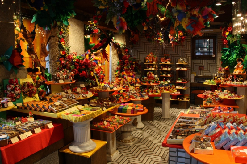 vitrine-THIERY-min_candy_store_chocolate_shop_chocolate_switzerland-393515